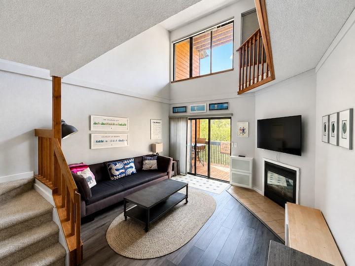 Remodeled Frisco Mountain Side Condo - Pool And Hot Tubs/wifi - Frisco, CO
