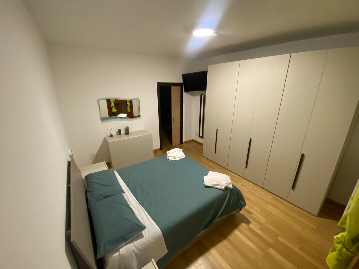 غرفة نوم مع خيار لإضافة سرير واحد، وسرير تخييم.