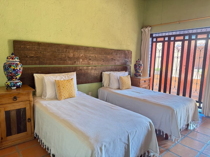 Მაღალი სართული, ორი ერთადგილიანი საწოლი ან დიდი ზომის საწოლი