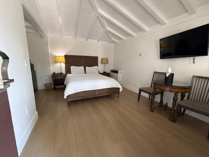 Cozy Queen Room - Carmel Resort Inn - Carmel-by-the-Sea, CA