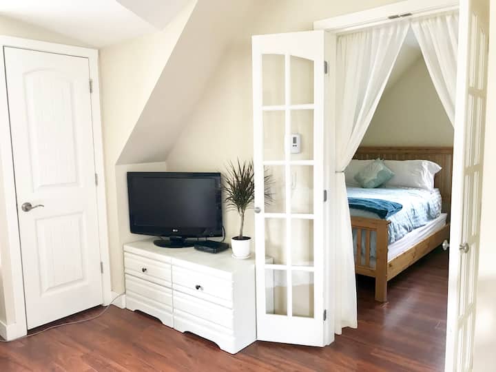 Sunshine Suite | Carriage House Retreat - Kelowna
