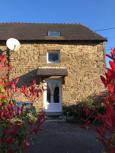 Elsa Cottage - private garden and shared pool