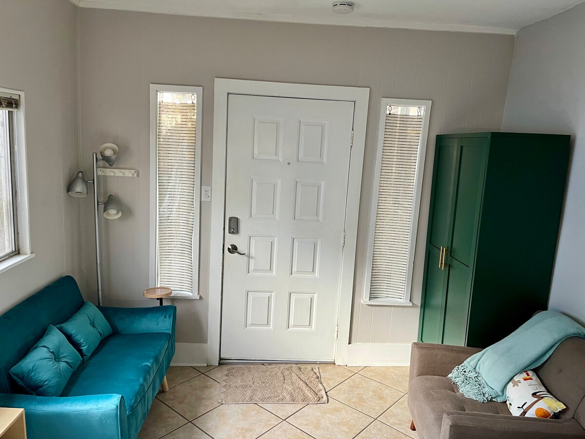Close-in Central/East Garage Apt