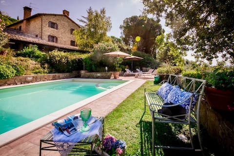 Villa with panoramic pool • Lake Trasimeno