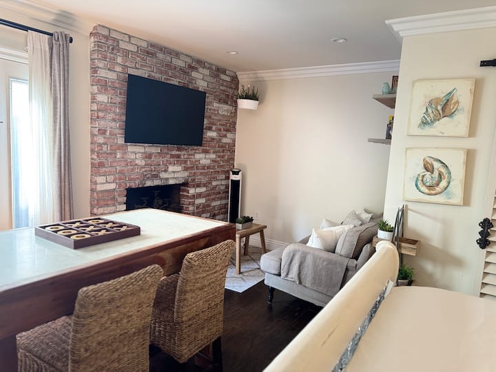 Relaxing Cottage - Minutes From The Beach - Orange County, CA
