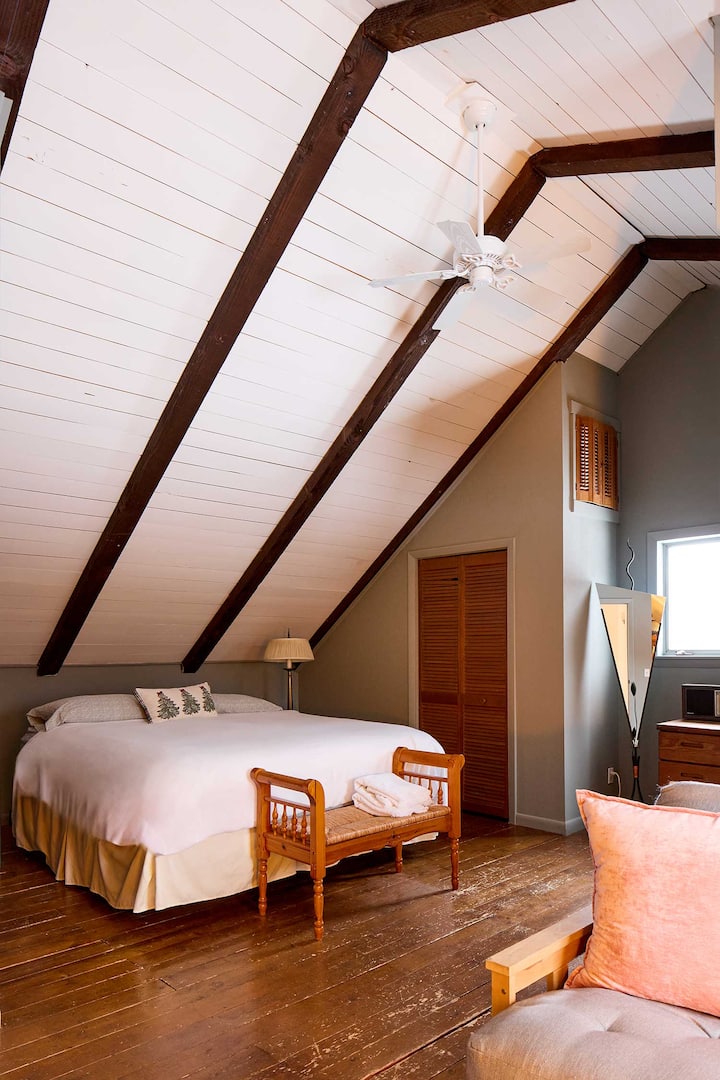 Recámara principal con cama king (más futón) y baño privado en el piso superior.