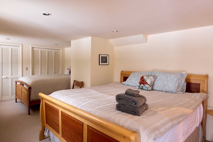 Camas tamaño king y tamaño completo, estructuras de cama hechas localmente de cerezo y arce de Vermont. Esta habitación tiene su propia bomba de calor dividida para un mayor control del aire acondicionado/calefacción. Se abre al patio trasero para mayor privacidad (y salida de emergencia en la habitación).