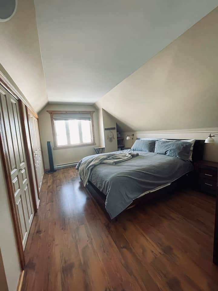 Ampia camera al primo piano adiacente alla vasca  in zona open space. La stanza ha spazio sufficiente per ospitare una cullaparkn' play.