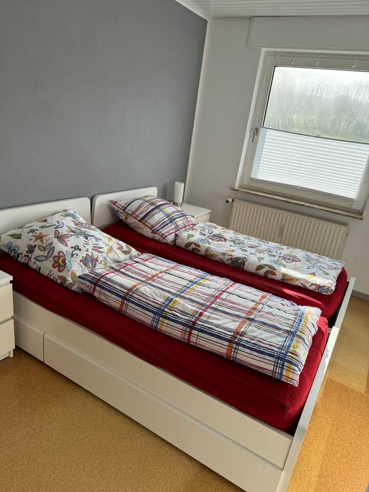 Hiari kitanda cha watu wawili au vitanda viwili vya mtu mmoja 