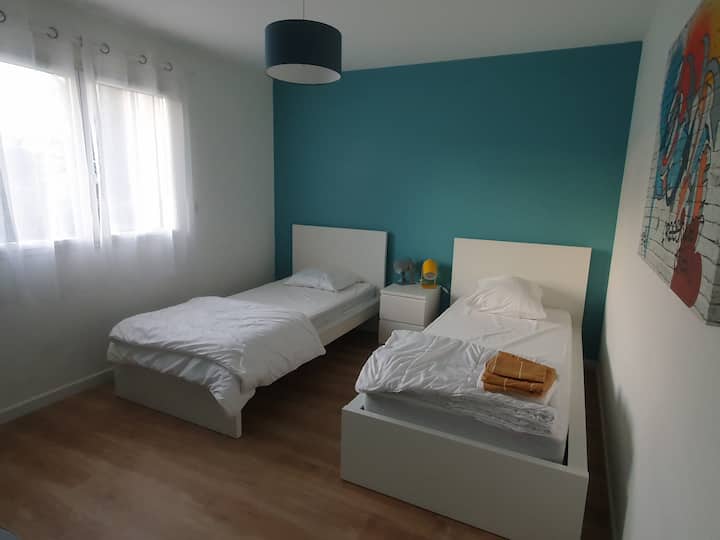 Spavaća soba s dva odvojena kreveta 90 cm x 200 cm