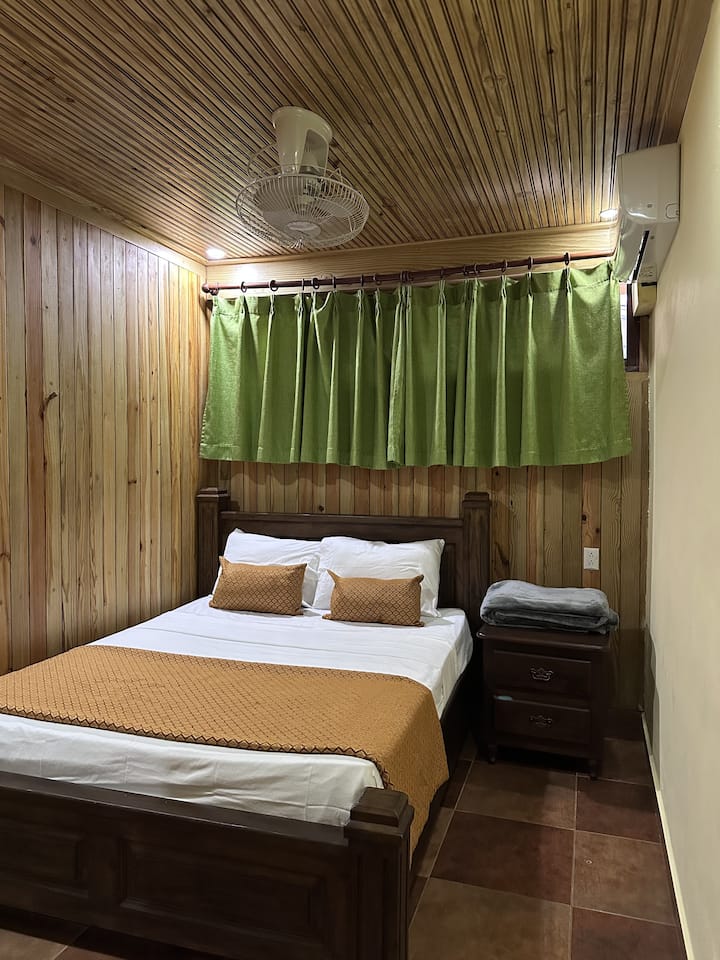 1 Queen beds, Air conditioning, Bed linens, Hangers, Iron, Mountain View, Private Bathroom, Extra pillows and Blankets, Clothing Storage, WIFI