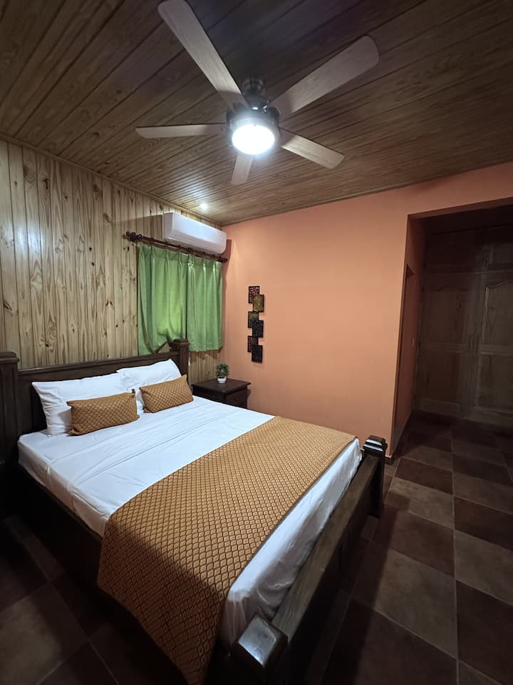 1 Queen beds, Air conditioning, Bed linens, Hangers, Iron, Mountain View, Private Bathroom, Extra pillows and Blankets, Clothing Storage, WIFI