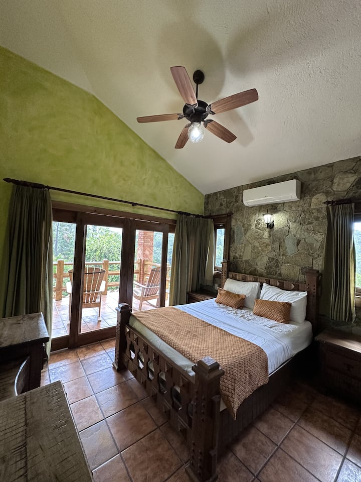 1 Queen beds, Air conditioning, Bed linens, Hangers, Iron, Mountain View, Private Bathroom, Extra pillows and Blankets, Clothing Storage, WIFI