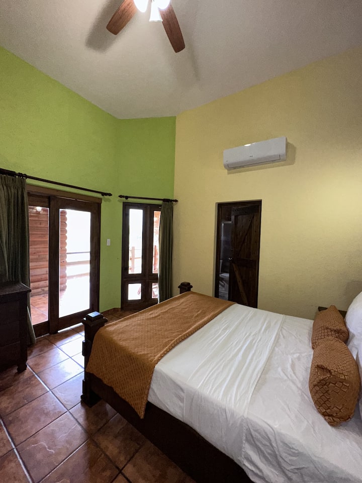 2 Queen beds, Air conditioning, Bed linens, Hangers, Iron, Mountain View, Private Bathroom, Extra pillows and Blankets, Clothing Storage, WIFI