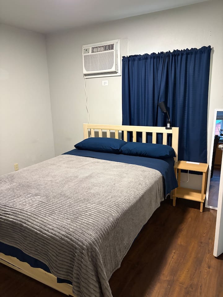 E: Private Room W/attached Bath, 2 Beds & Parking - Magic Mountain, CA