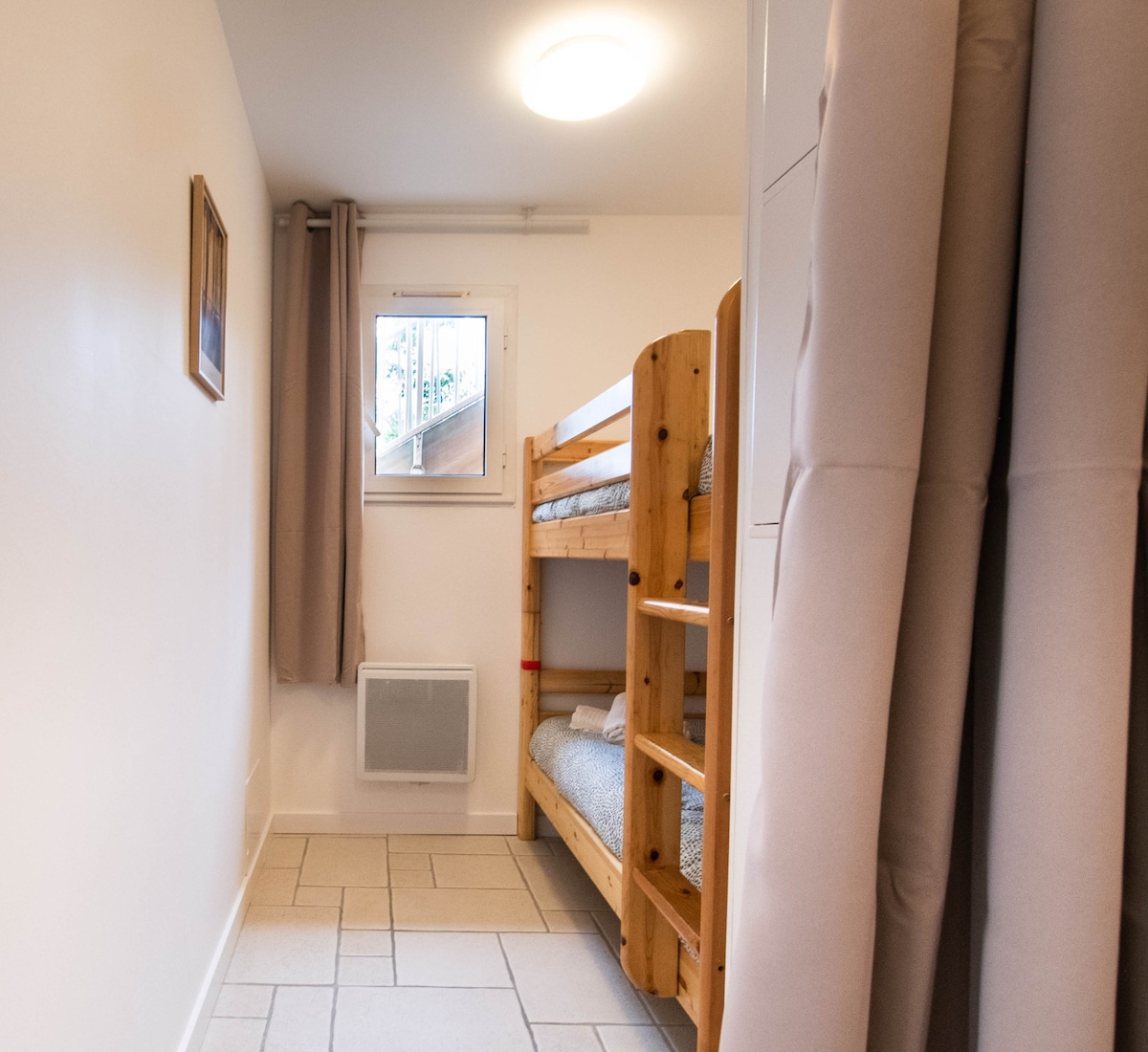 Toto je samostatný výklenok so závesom, ktorý ho oddeľuje od chodby.