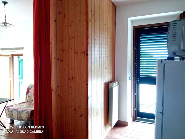 Puerta de entrada: con persiana de aluminio con puertas de apertura ajustables y cerradura.
Cuando salgas, ventila la casa de esta manera (tiene paredes antiguas y gruesas de piedra y tierra)