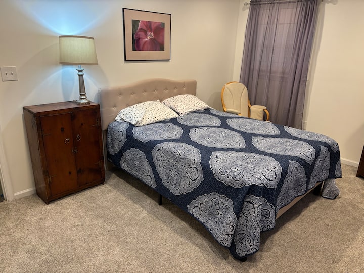 Виолетова спална соба - брачен кревет (широк 150-179 см) и детско креветче 