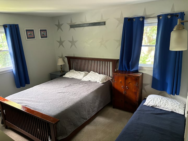 Спална соба 3 Сина и ѕвезди - брачен кревет (широк 150-179 см) и детско креветче 