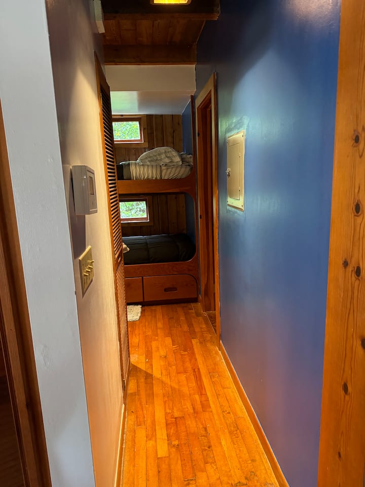 Sobald du im Haus bist, nachdem du die Haustür geschlossen hast, taucht ein kleiner Flur auf, der dich zum Schlafbereich im Erdgeschoss oder Schlafzimmer 2 und Badezimmer führt. 