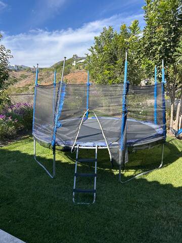 Elegant Spacious Italian Villa in Western Malibu gallery image 3