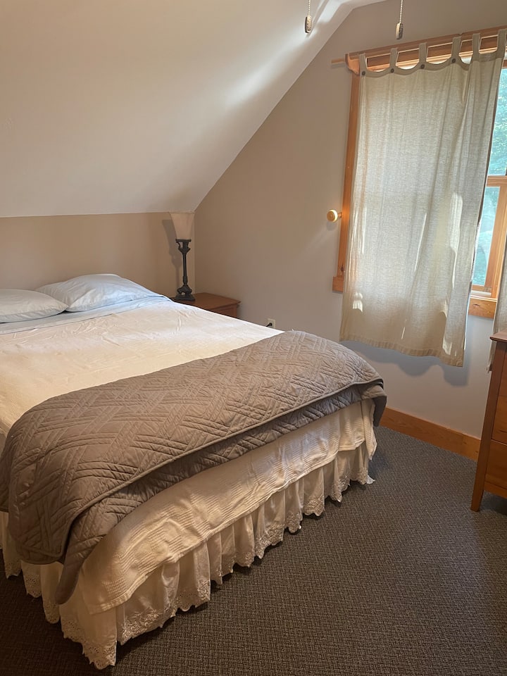 חדר שינה בקומה השנייה, קווין אנד טווין