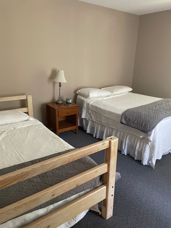 חדר שינה בקומה הראשונה, מלא ותאום