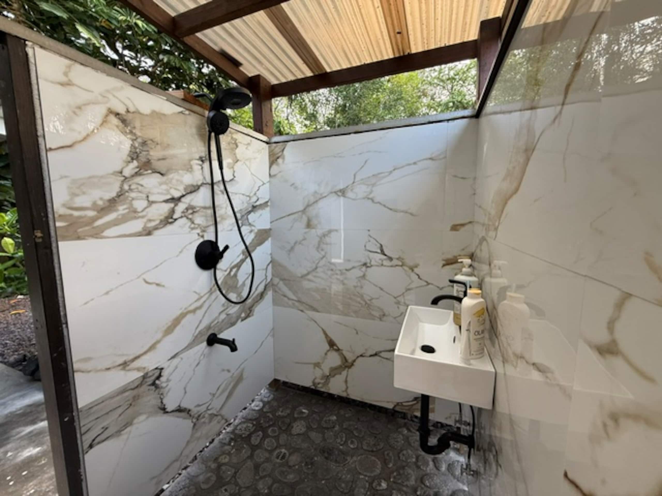 Home in Kailua · ★4.88 · 2 bedrooms · 2 beds · 2.5 baths - Image 10