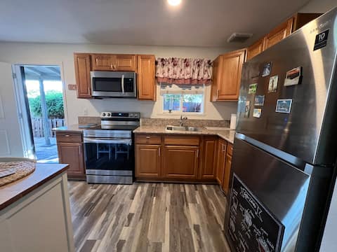 Top Airbnb: Cozy & Charming Private Guest Suite. in West Inland Empire
