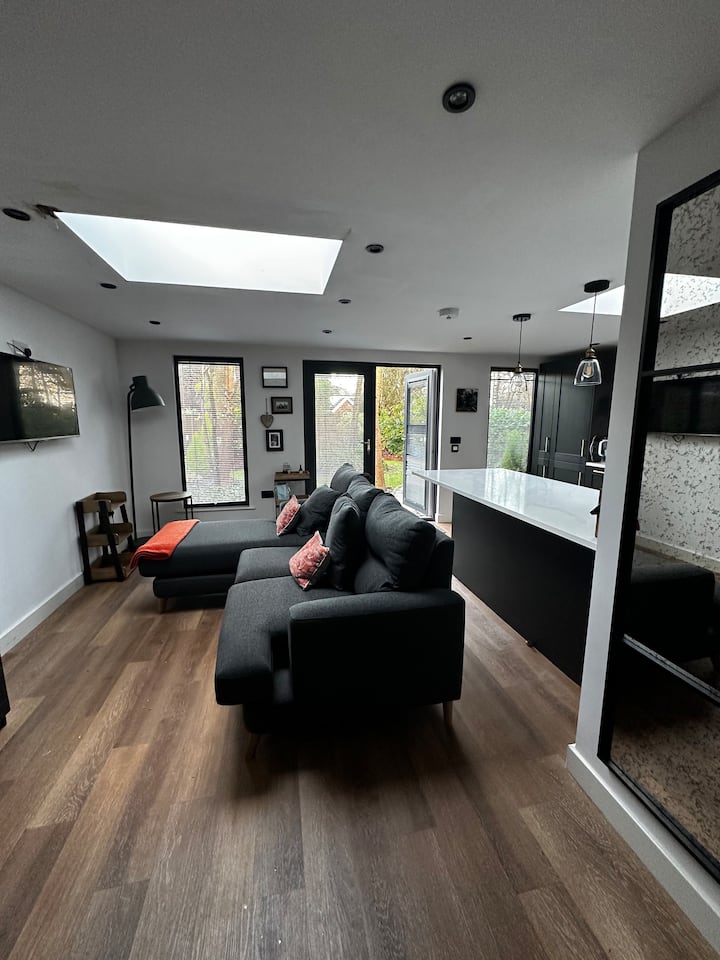 Mullins Cottage, In The Heart Of Birkdale Village - Southport