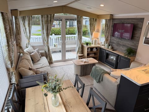 Top Airbnb: Hafan Y Mor 5 Lakeside, 3 Bedroom Deluxe sleeps 8 in Llanystumdwy, Llangybi, Rhoslan, Llanarmon