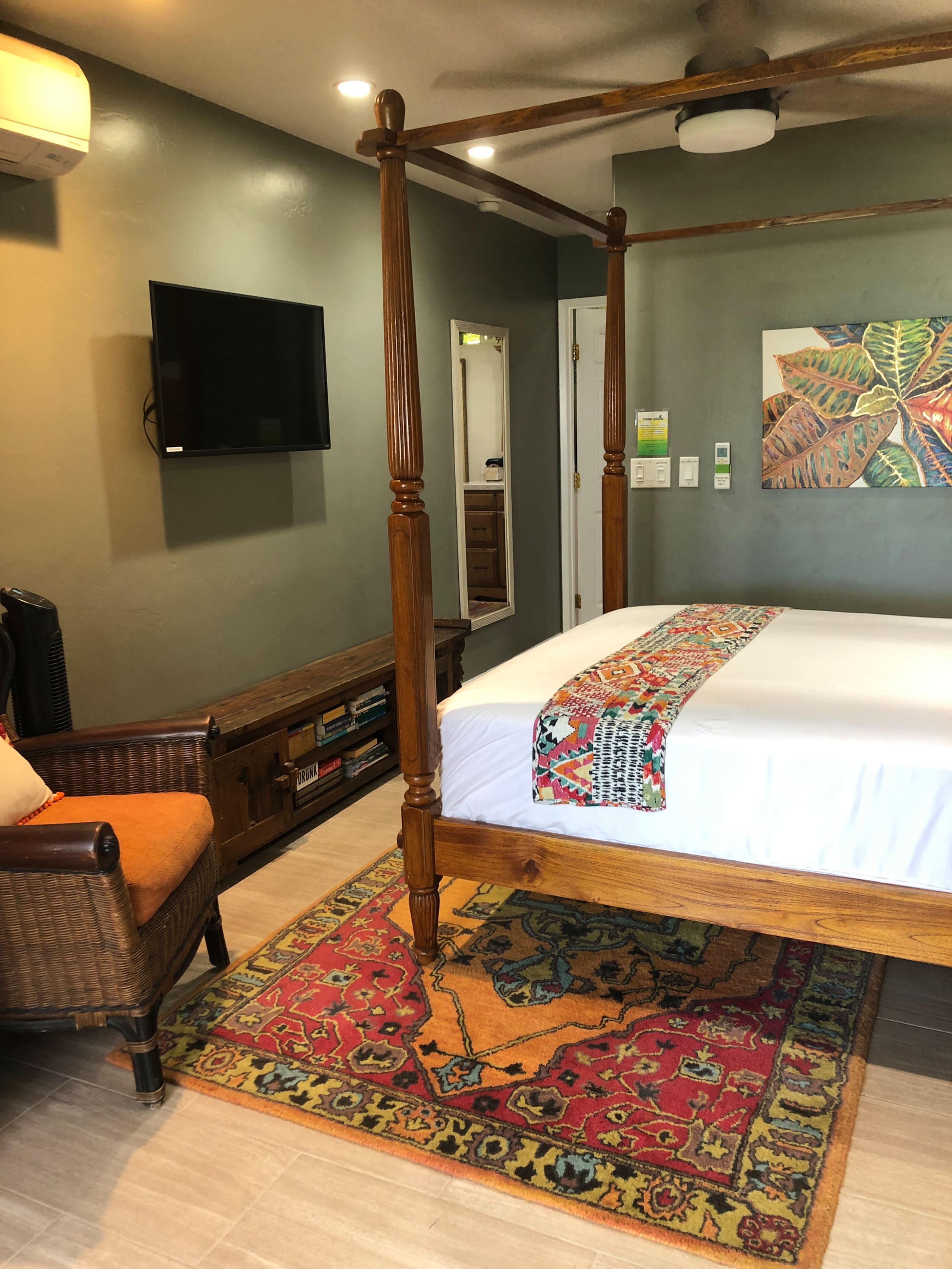 Boutique Suite/Banana Bread, Hot Tub and Sauna - Image 28