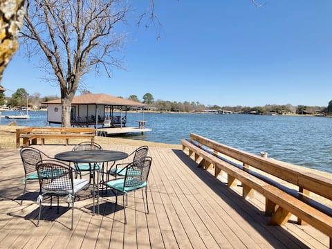 4 Bed / 2 Bath lakefront, kayaks, bbq, decks, fish