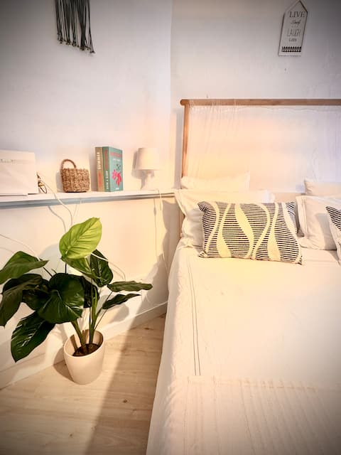 Popular Airbnb listing: COSY Studio + Netflix + Silent Air Conditioning + 24h Entry in San Miguel