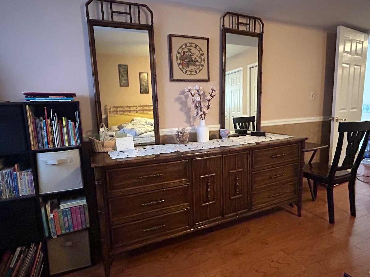 我们在左侧梳妆台的抽屉里放了额外的毛巾和床单。 梳妆台右侧有两个空的抽屉，可以存放您的物品。 