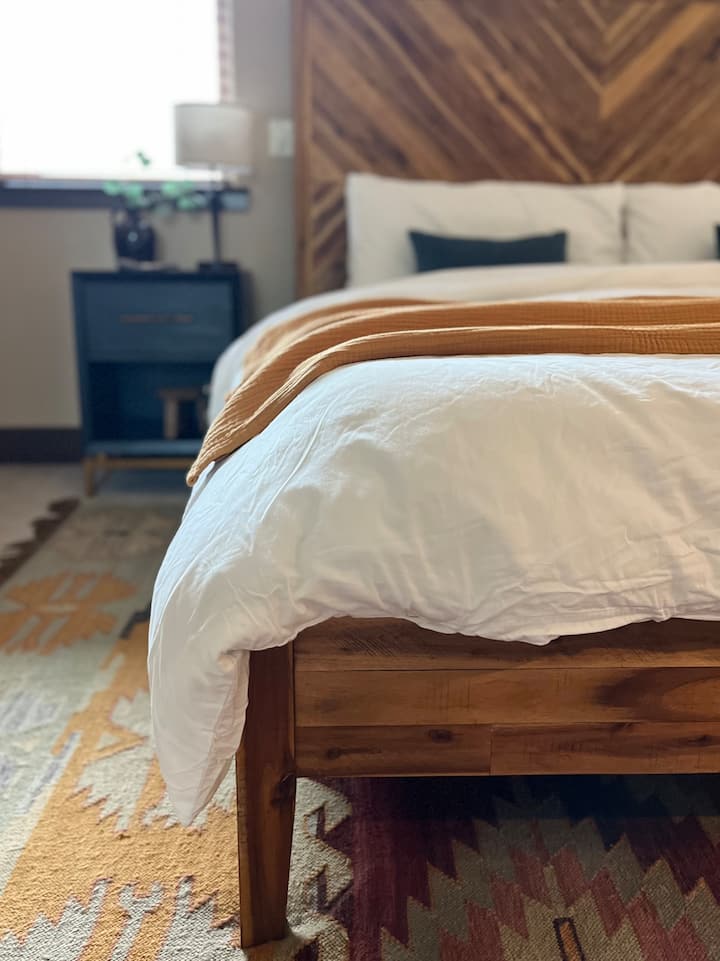 Удобна и домашна главна спална соба.