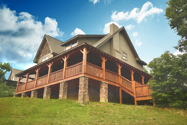 Luxury Lodge In Private Gated Resort Premium Stay - Gatlinburg, TN