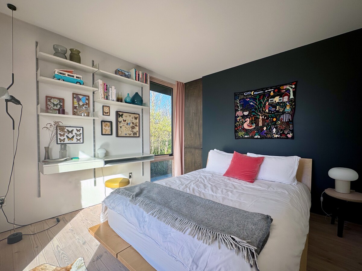 Queen bed in the guest bedroom.