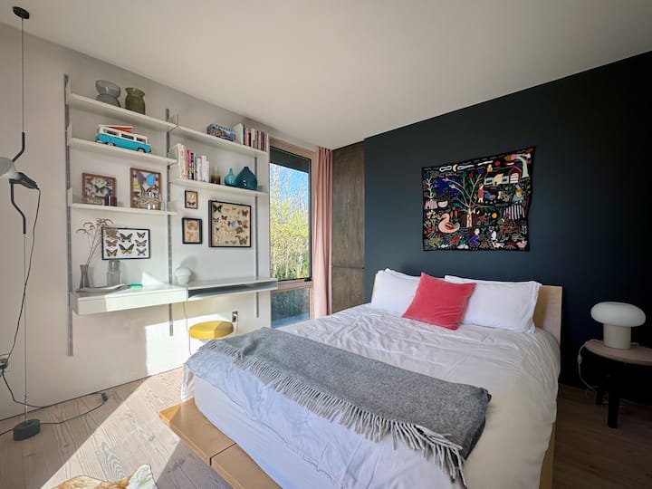 Queen bed in the guest bedroom.