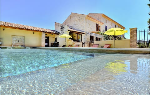 Nice home in Vallabregues