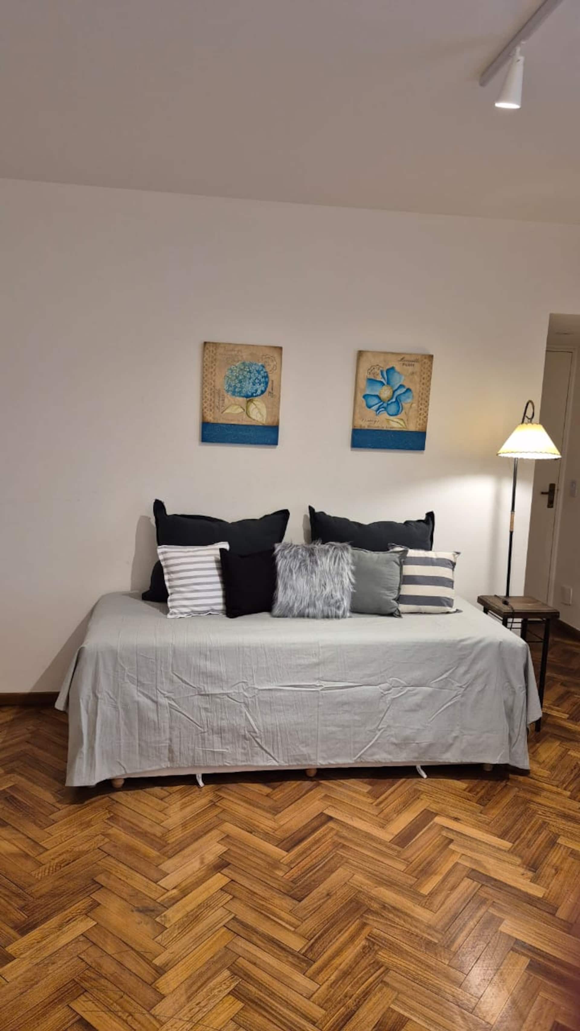 Studio apartment. EXCELLENT LOCATION, meters from everything