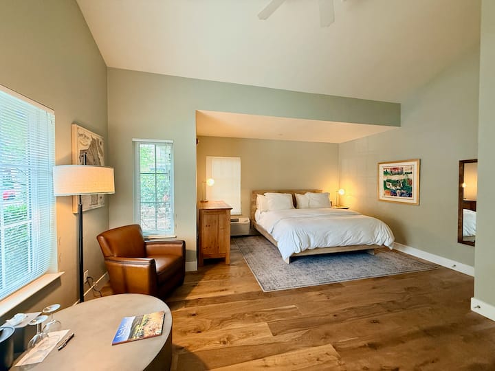 Disfruta de un dormitorio tamaño king luminoso y alegre con patio privado en el jardín.