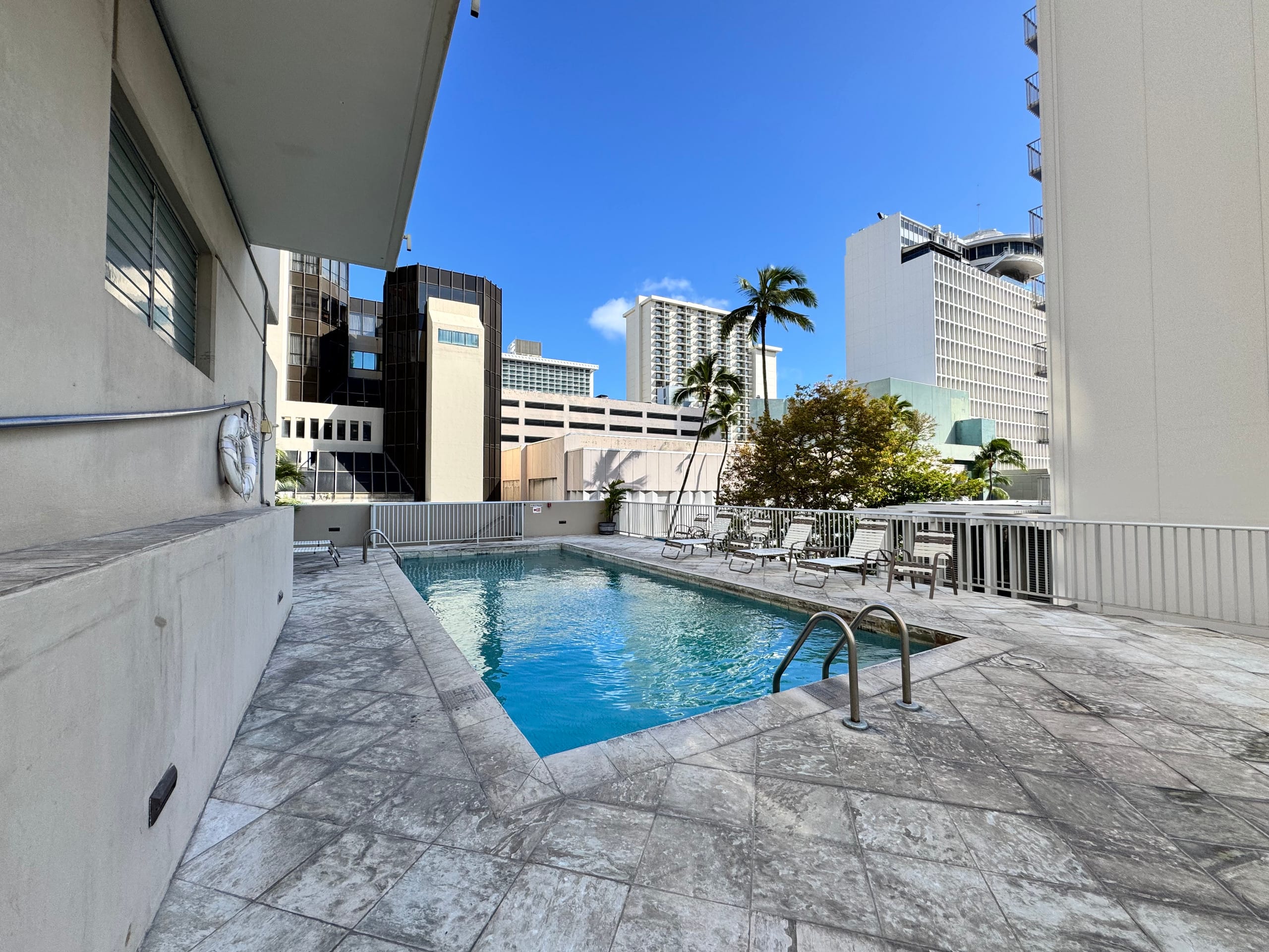 Condo in Honolulu · ★4.81 · Studio · 2 beds · 1 private bath - Image 17