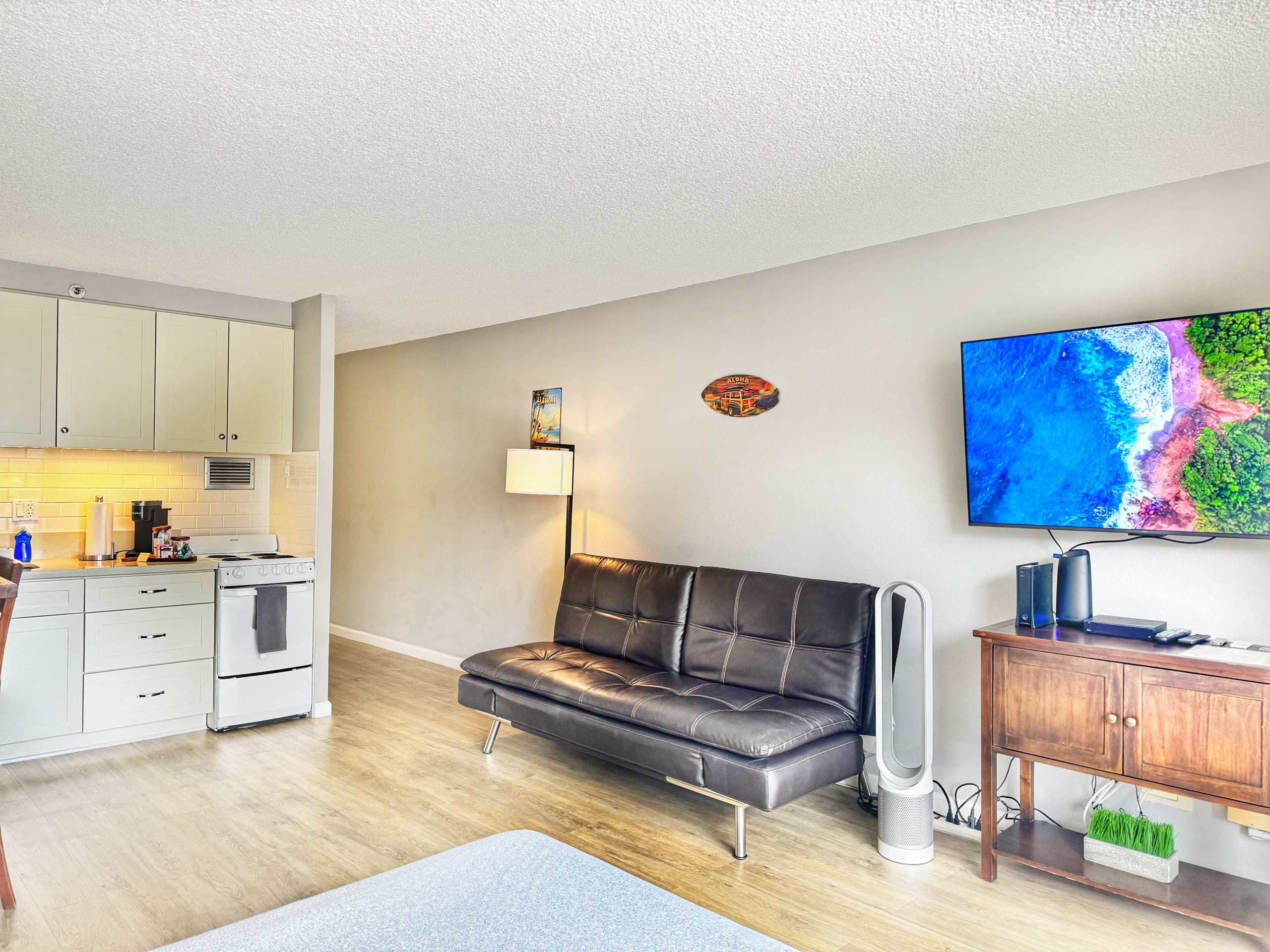Condo in Honolulu · ★4.81 · Studio · 2 beds · 1 private bath - Image 2