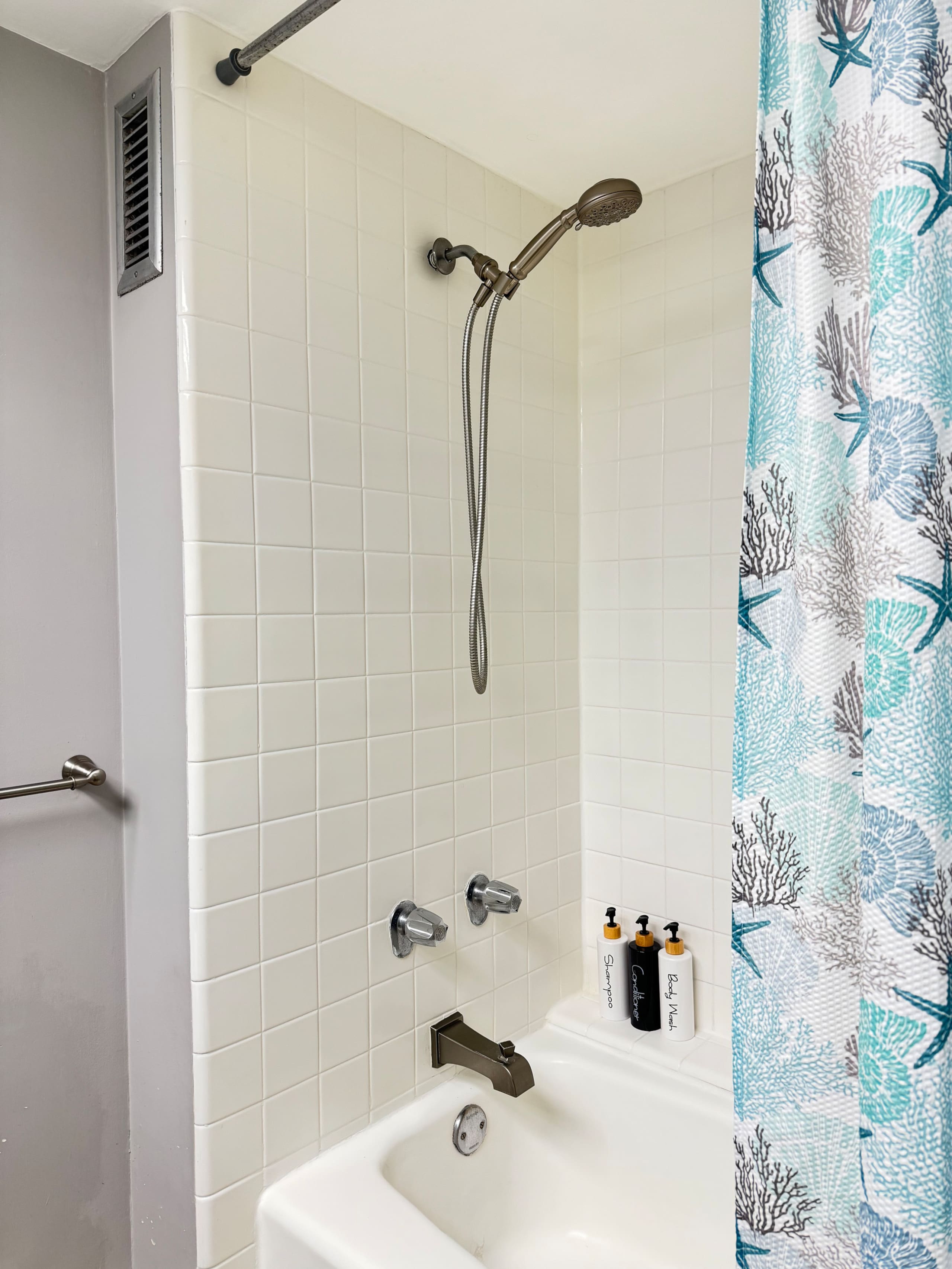 Condo in Honolulu · ★4.81 · Studio · 2 beds · 1 private bath - Image 11