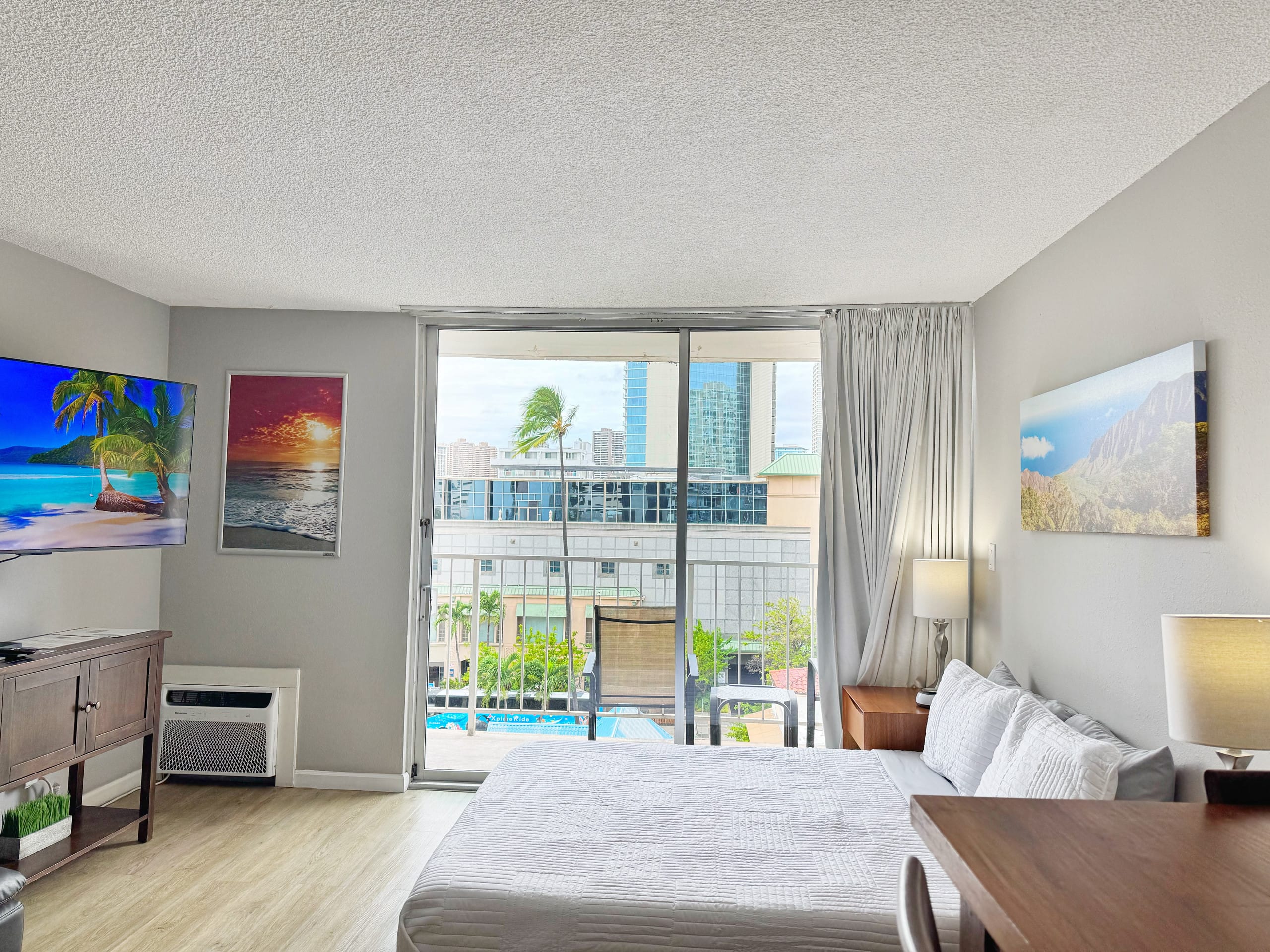 Condo in Honolulu · ★4.81 · Studio · 2 beds · 1 private bath - Image 3