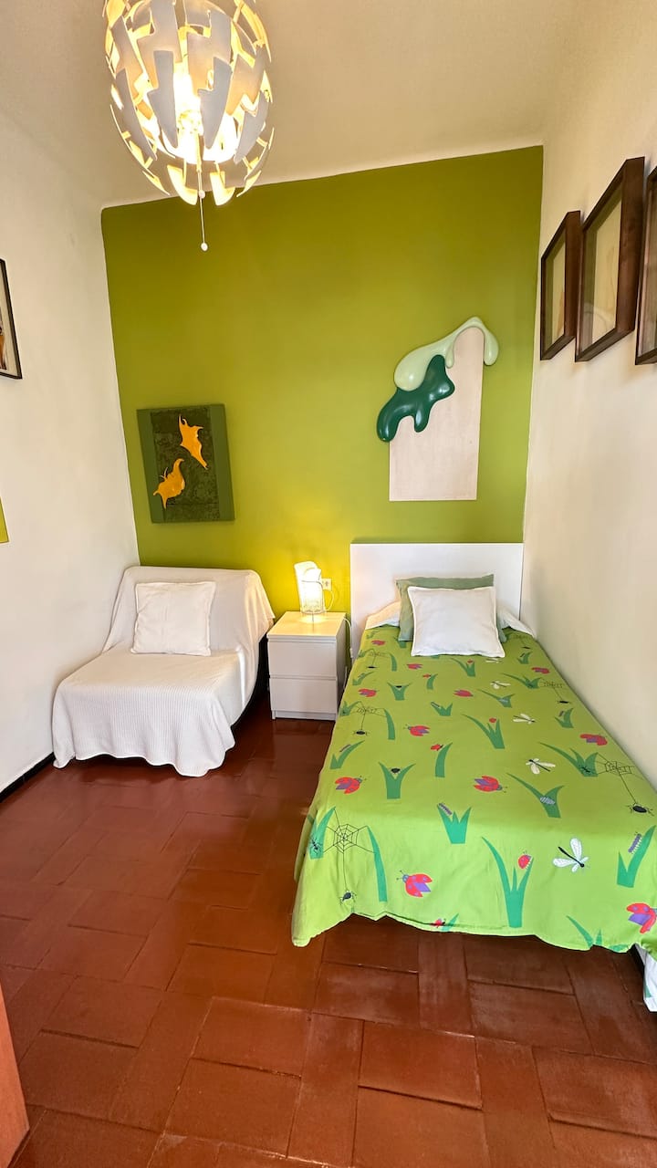 dormitorio individual cama de 90x190 y sillón cama de 80x190. habitación con cama individual de 90x190 y sofá cama de 80x190