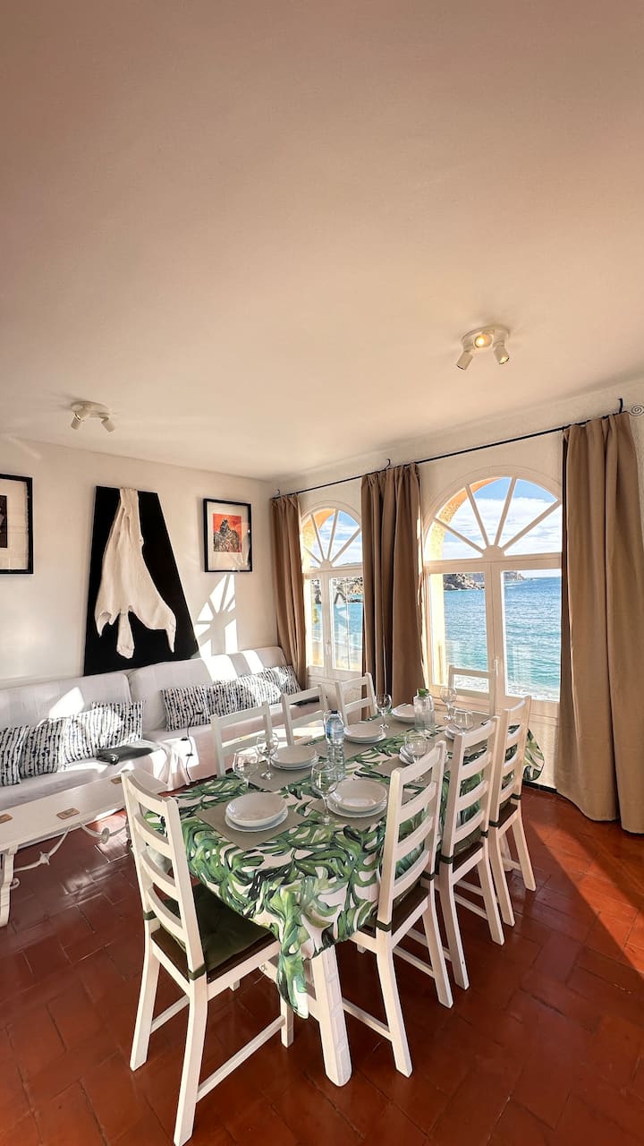 Comedor y salón del apartamento a 11 metros de la playa de la Fosca. Mesa para 8. Comedor y sala de estar del apartamento a 11 metros de la playa de la Fosca. Sala de estar y comedor a 11 metros de la playa de la Fosca. Mesa para 8 personas.