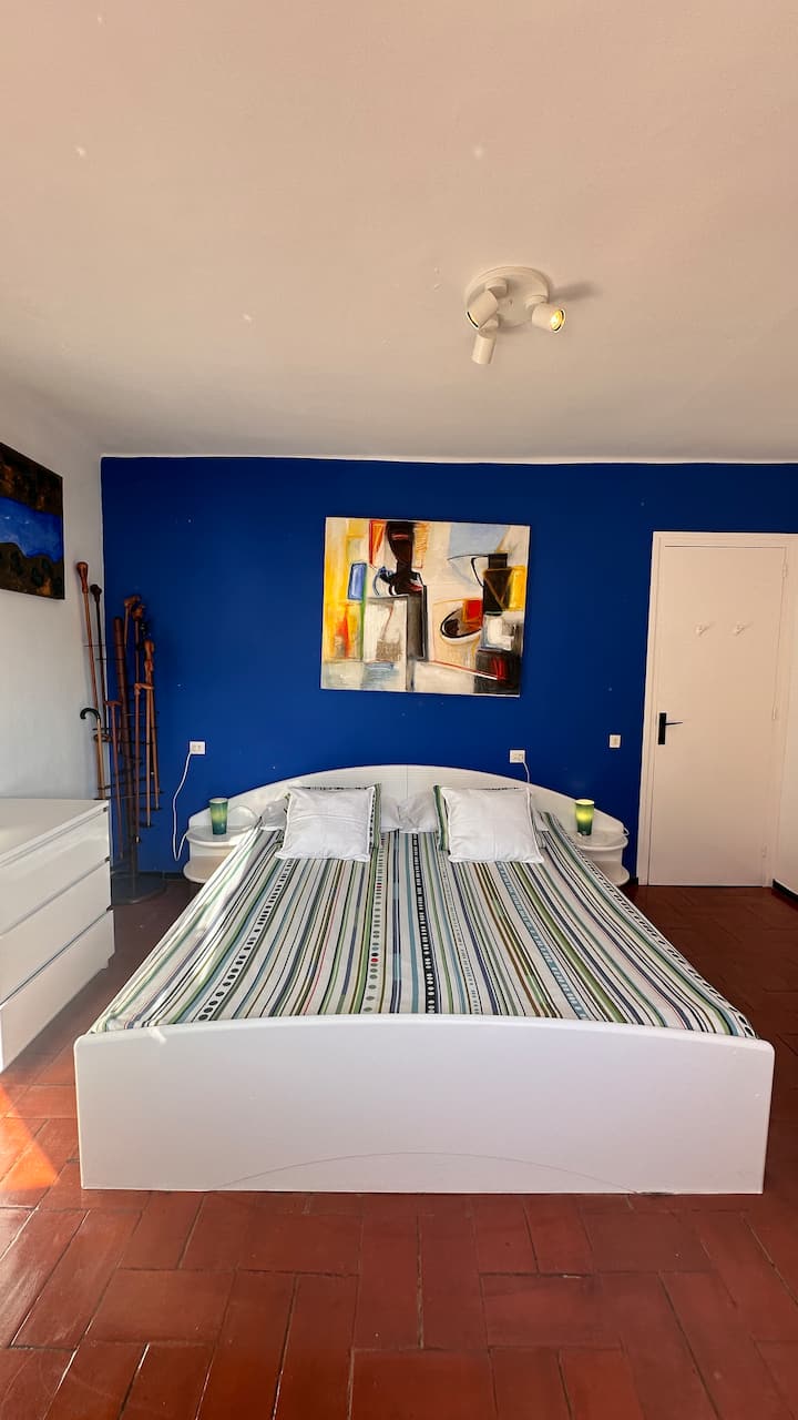 Dormitorio con una cama con dos colchones de 90x200. Chambre avec 1 lit avec 2 mátelas de 90x200. Bedroom with 1 bed with 2 mattresses of 90x200