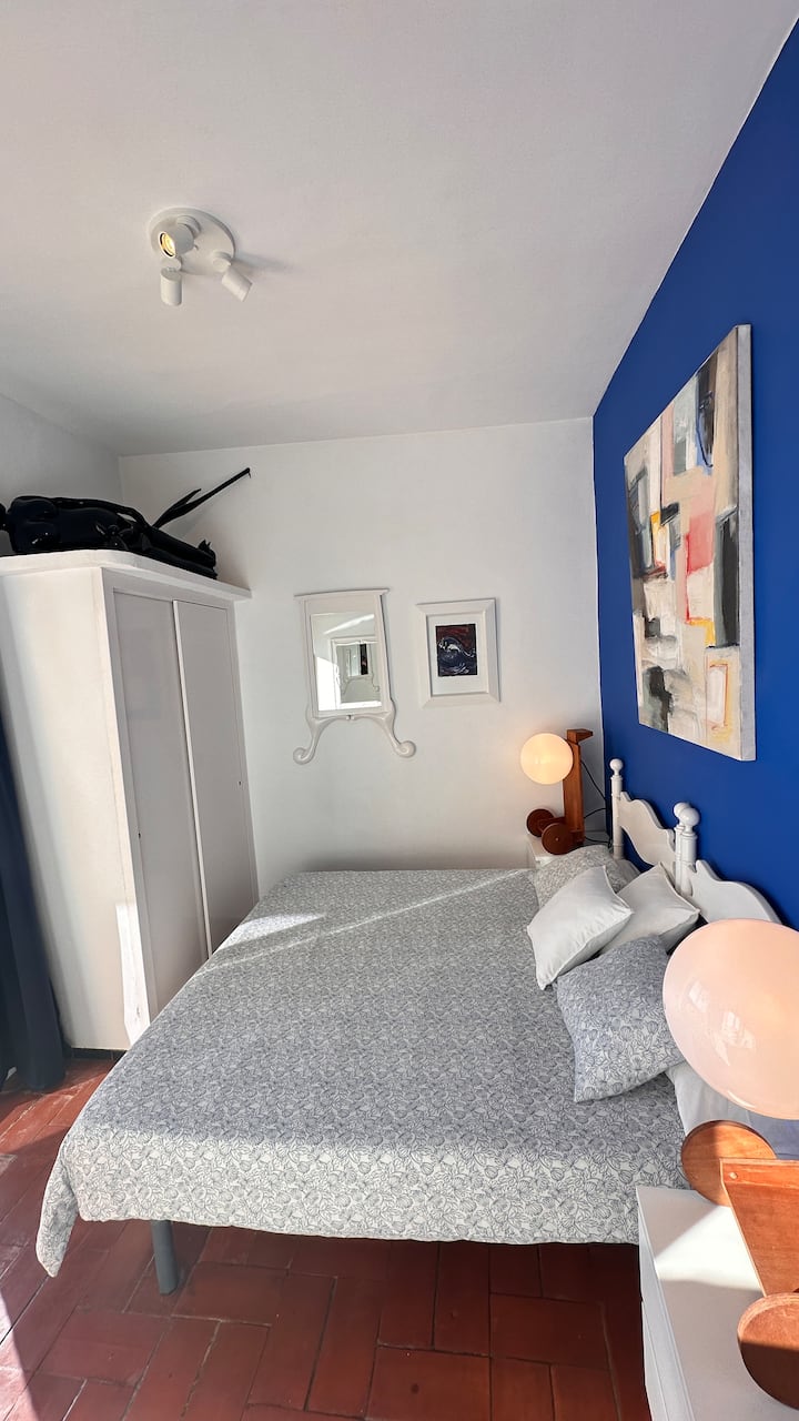 Dormitorio con 2 camas de 90x190 y vista al mar. Chambre avec 2 lits de 90x190 et vue sur la mer. Bedroom with 2  beds of 90x190 and view to the sea.